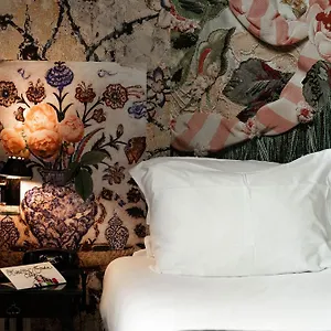 Du Petit Moulin, Haute Couture By Lacroix Hotel Parigi